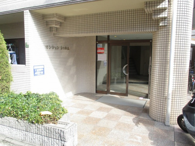 【エントランス】 | マンションシャルム | 落ちついた外観にマッチしたエントランスです