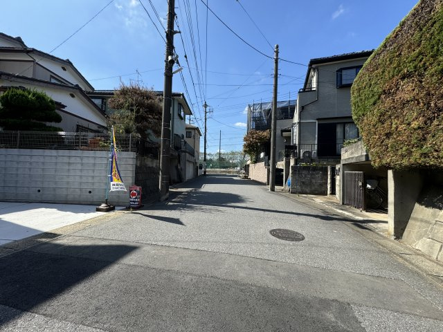 松戸市日暮新築戸建【松飛台小学校：2分】の前面道路含む現地写真|北側前面道路・幅員約6.5ｍ
