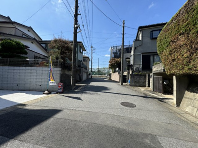 【前面道路含む現地写真】 | 松戸市日暮新築戸建【松飛台小学校：2分】 | 北側前面道路・幅員約6.5ｍ