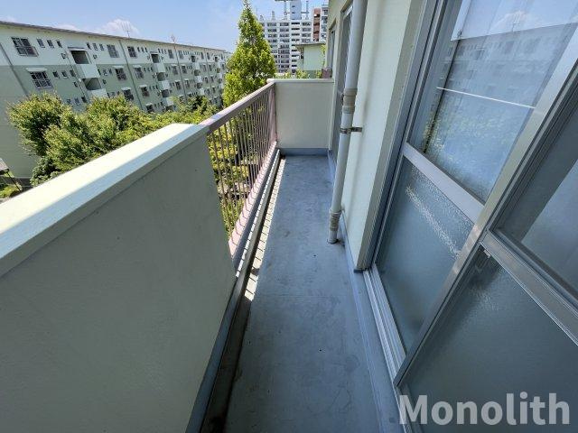 鶴山台25号棟のバルコニー
