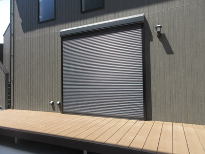 【外観】 | Blossom Terrace（Ⅲ） | 店舗入口、ウッドデッキ