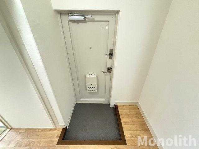 鶴山台7号棟の玄関