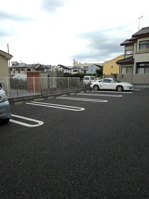 シャトーシャロンの駐車場