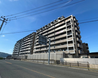 【外観】 | 落ち着いた環境が魅力の那珂川市。マンションは大きな道路の交差点付近に位置しているので、周辺には生活利便施設が充実しています。敷地内駐車場に空きがあり、近隣のもっとお得な駐車場も確保済みです♪
