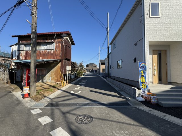 柏市塚崎新築戸建（塚崎第15）の前面道路含む現地写真|西側前面道路・幅員約5.5ｍ