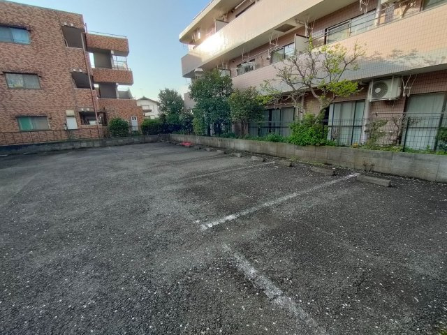 ウイングヒル・Mの駐車場