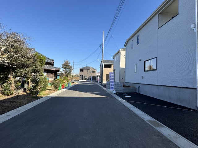 柏市塚崎新築戸建（塚崎第15）の前面道路含む現地写真|西側前面道路・幅員約5ｍ