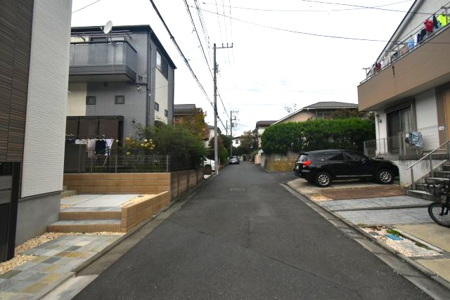 三鷹市大沢1丁目・新築戸建の前面道路含む現地写真