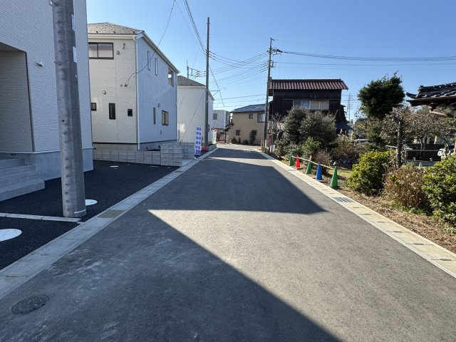 柏市塚崎新築戸建（塚崎第15）の前面道路含む現地写真|西側前面道路・幅員約5ｍ