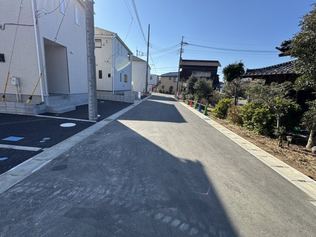 柏市塚崎新築戸建（塚崎第15）の前面道路含む現地写真|西側前面道路・幅員約5ｍ