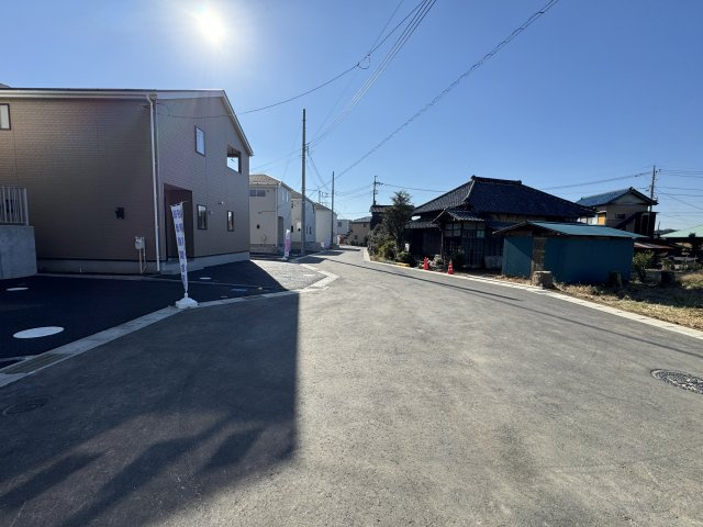 柏市塚崎新築戸建（塚崎第15）の前面道路含む現地写真|西側前面道路・幅員約5ｍ