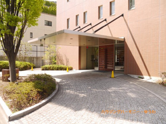 【その他共用部分】 | 正面玄関入口、趣感のある造りとなっています。