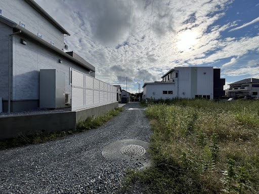 売土地　中央区西山町の前面道路含む現地写真|落ち着いた場所です。