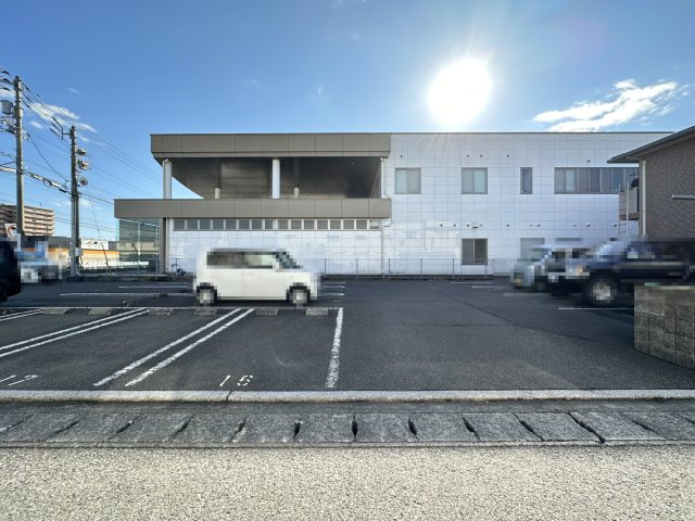ジュネス南川添の駐車場