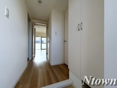 【玄関】 | コンフォート城西 | 収納もある玄関です