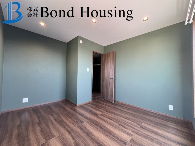 3方角地・オール電化住宅・即日案内可　福里　築1年の洋室