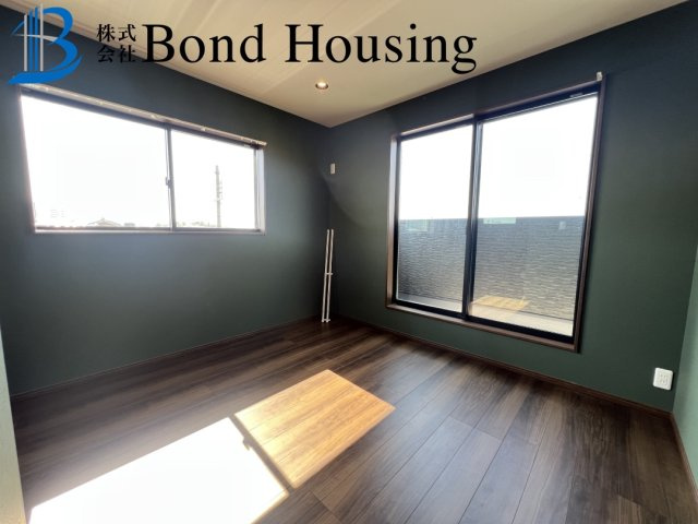 3方角地・オール電化住宅・即日案内可　福里　築1年の洋室