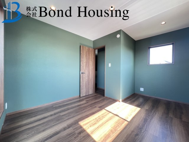 3方角地・オール電化住宅・即日案内可　福里　築1年の洋室