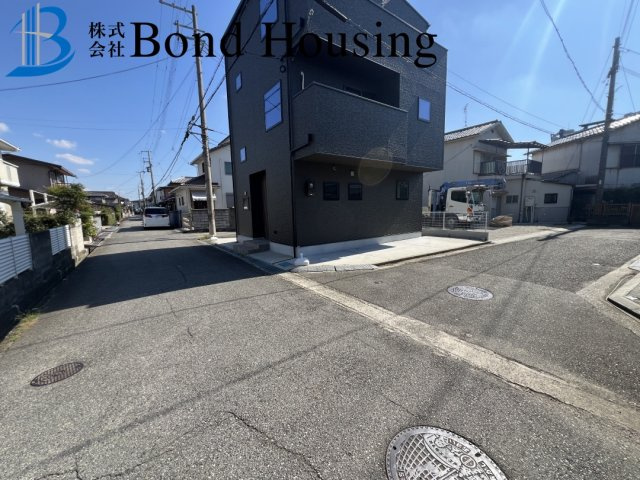 3方角地・オール電化住宅・即日案内可　福里　築1年の前面道路含む現地写真