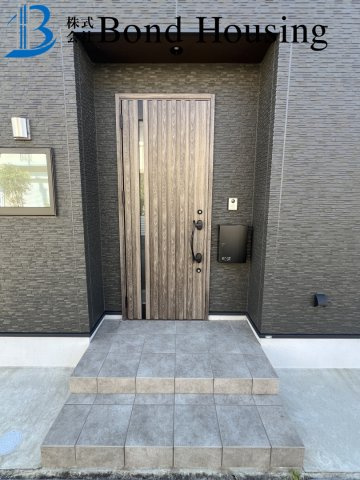 3方角地・オール電化住宅・即日案内可　福里　築1年の玄関