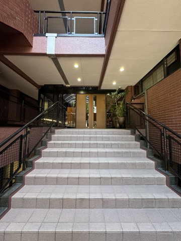 高輪タウンハウスのエントランス|高級感のある大階段がお出迎え