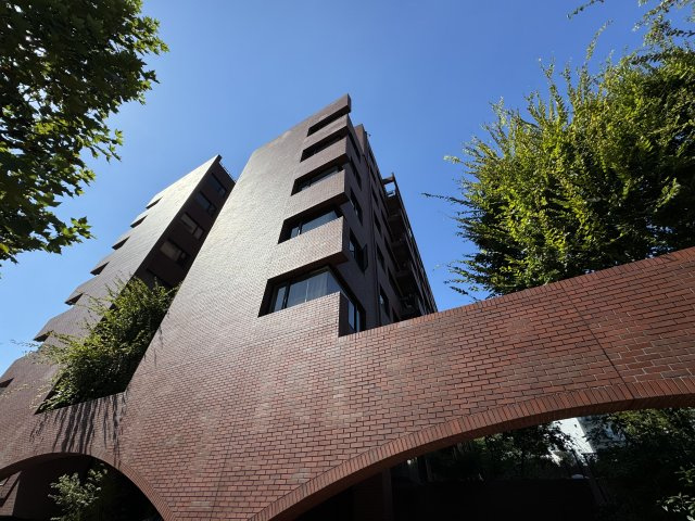 高輪タウンハウスの外観|港区に佇む大規模ヴィンテージマンション