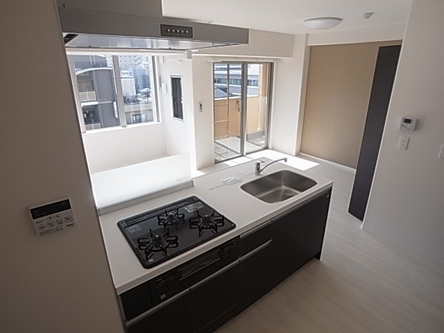 神戸市長田区神楽町５丁目の賃貸マンションのキッチン|システムキッチン（ガス3口）