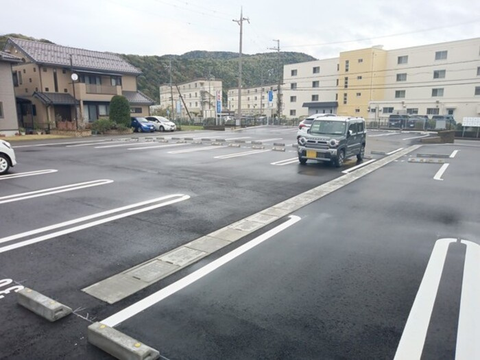 グランメゾンWDの駐車場