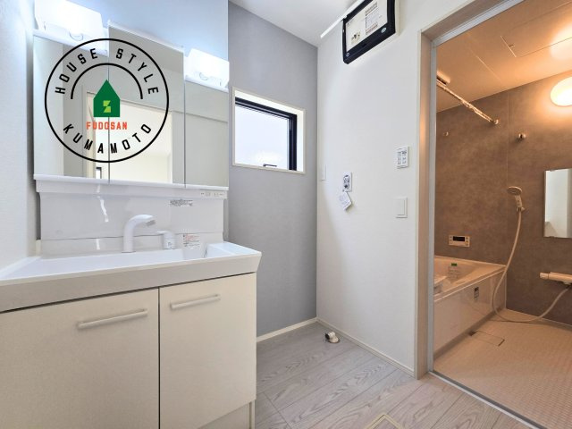 熊本市中央区出水7丁目第2-2棟（1号棟）　の脱衣所|ゆとりの洗面スペースで朝の身支度もスムーズに。暮らしを快適に変えるシャワー付洗面台です！