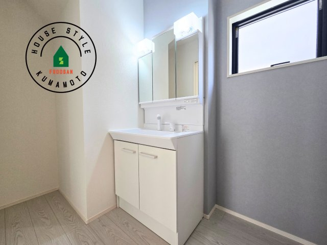 熊本市中央区出水7丁目第2-2棟（1号棟）　の独立洗面台|毎日使うものだから清潔な空間を保ちたい水回り。洗面にはそんな願いを解消させてくれる収納アイデアが満載です。三面鏡の裏側にはキャビネットが現れ小物から背の高い物まで収納できます。