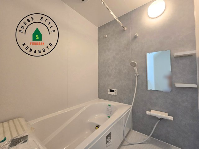 熊本市中央区出水7丁目第2-2棟（1号棟）　の浴室|ウ窓もあるので換気も安心ですね。同社仕様。1日の疲れを癒してくれる広々バスルーム。雨の日のお洗濯にも大活躍な浴室乾燥機付です！