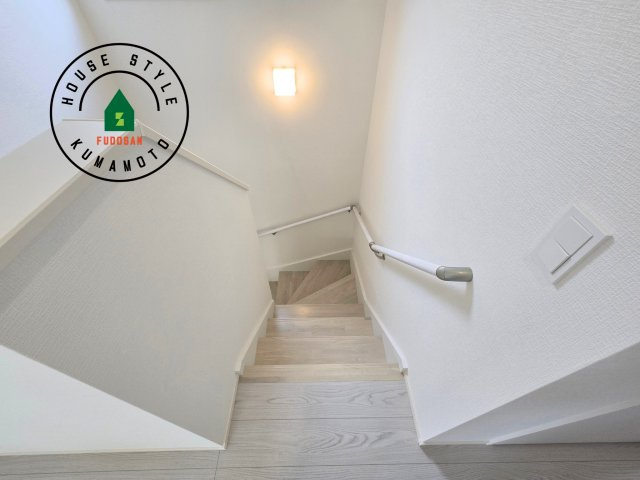 熊本市中央区出水7丁目第2-2棟（1号棟）　の内装|階段からも明るい光が入ります。採光や通風も階段の重要な役割です。