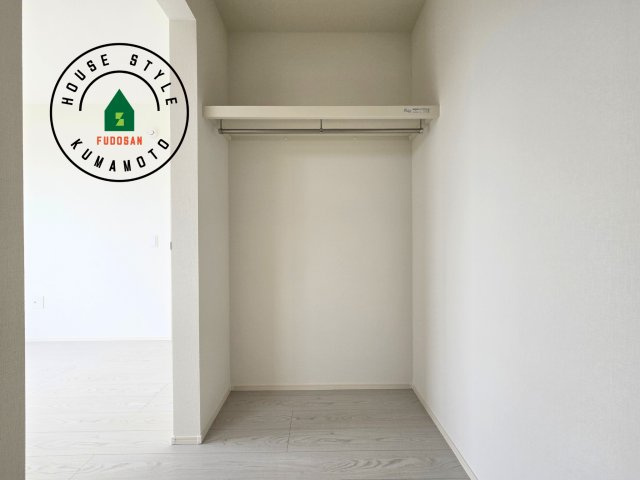 熊本市中央区出水7丁目第2-2棟（1号棟）　の収納|洋服や大きな荷物が多い方や人数の多いご家族などは、一般的なクローゼットよりもウォークインクローゼットのほうが使い勝手が良いです。