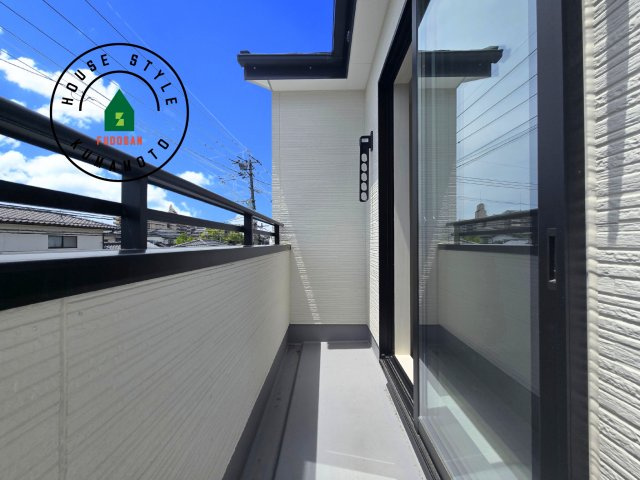 熊本市中央区出水7丁目第2-2棟（1号棟）　のバルコニー|風をしっかりと感じられるバルコニーでは、毎日が洗濯日和です。広々としているので洗濯も楽しくなるでしょうし、気分転換にバルコニーからの眺めを楽しむのもいいでしょう。