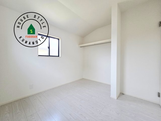 熊本市中央区出水7丁目第2-2棟（1号棟）　の洋室|柔らかい陽光が差し込む明るいお部屋を演出する設計。彩光の取れる窓が気持ちの良いお部屋を創り上げます。