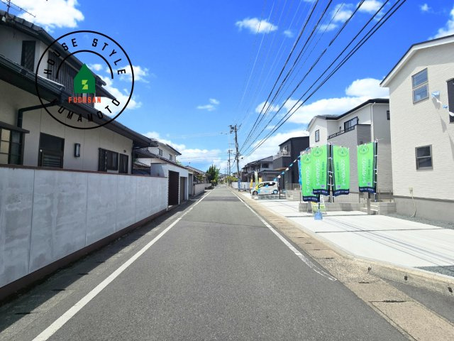 熊本市中央区出水7丁目第2-2棟（1号棟）　の前面道路含む現地写真|前面道路は閑静な住宅地をはしる車通りの少ない道路。お車の出し入れが苦手なママや小さなお子様にも安心ですね。しっかり舗装もされているので、ベビーカーや自転車で通っても快適に通行できます。