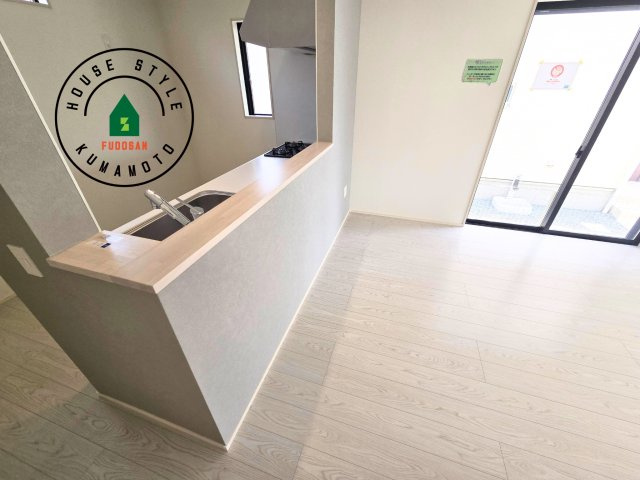 熊本市中央区出水7丁目第2-2棟（1号棟）　のダイニング|キッチンから立ち込める香りが今日の料理を期待させます。