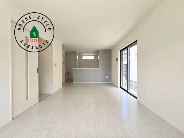 熊本市中央区出水7丁目第2-2棟（1号棟）　の居間・リビング|ご家族を近くに感じられる対面キッチンのLDK。会話もはずみそうですね。