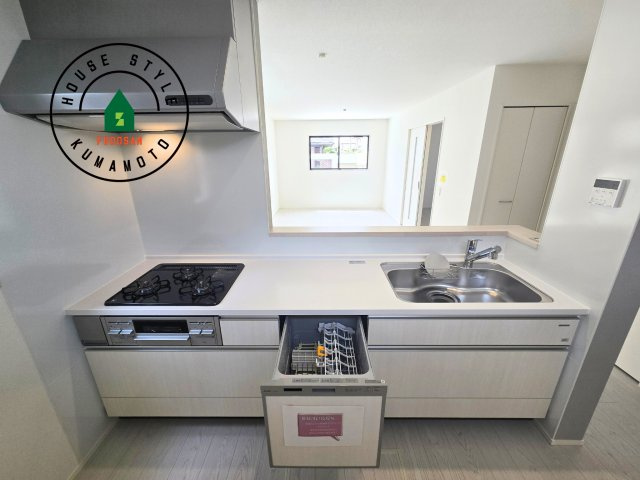 熊本市中央区出水7丁目第2-2棟（1号棟）　のキッチン|ご家族を近くに感じられる対面キッチンのLDK。会話もはずみそうですね。