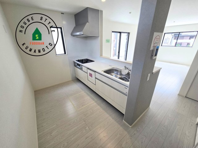 熊本市中央区出水7丁目第2-2棟（1号棟）　のキッチン|ダイニングテーブルへの配膳がラクラク、お料理はかどるカウンター付きシステムキッチン！