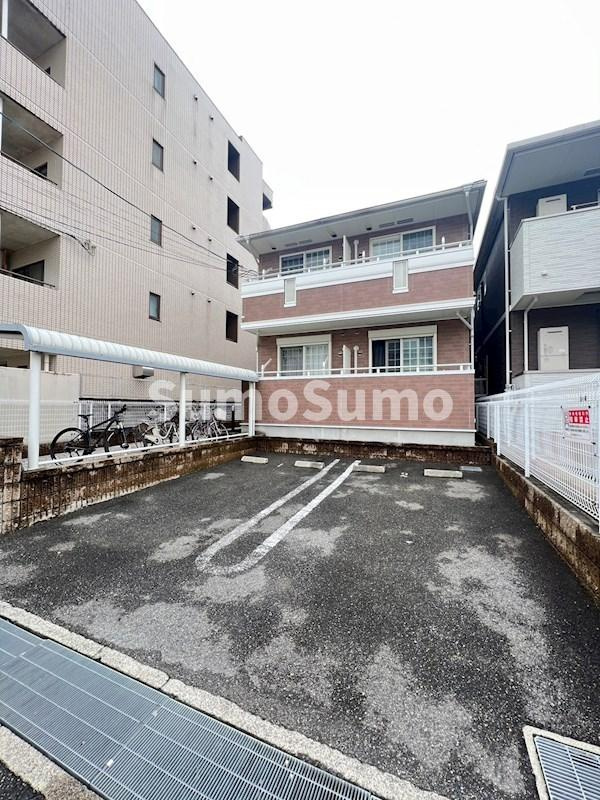 神戸市須磨区神撫町１丁目のアパートの駐車場|駐車場があるので、車を買う予定の方も安心です