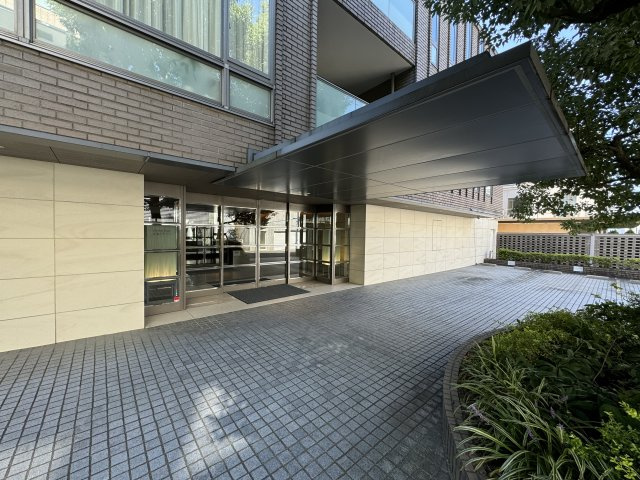 グラン・ブルータカナワアドニスのエントランス|エントランスには車寄せスペースを完備