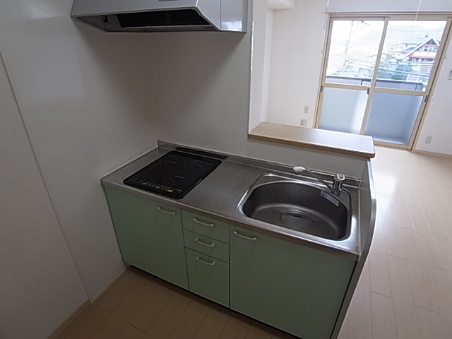 神戸市北区山田町小部字戸口谷のアパートのキッチン|システムキッチン（IH２口）