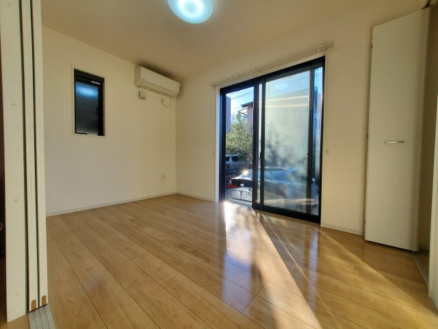 【洋室】 | 草加市谷塚町　令和4年築の一戸建て | 令和4年築、駐車スペース2台分確保の４LDK！LDKは広々20.9帖、10.5帖の洋室に間仕切り壁を設け、５LDKへの間取り変更も可能！敷地もゆとりの143.46㎡♪リネン庫・パントリーもございます。