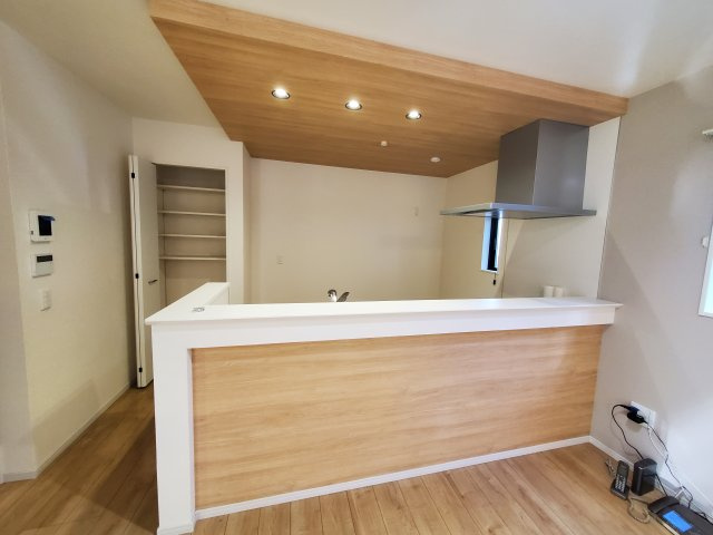 【キッチン】 | 草加市谷塚町　令和4年築の一戸建て | 令和4年築、駐車スペース2台分確保の４LDK！LDKは広々20.9帖、10.5帖の洋室に間仕切り壁を設け、５LDKへの間取り変更も可能！敷地もゆとりの143.46㎡♪リネン庫・パントリーもございます。