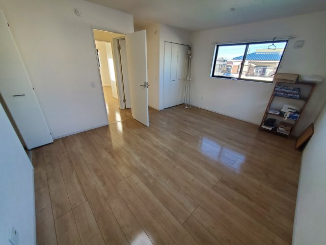 【洋室】 | 草加市谷塚町　令和4年築の一戸建て | 令和4年築、駐車スペース2台分確保の４LDK！LDKは広々20.9帖、10.5帖の洋室に間仕切り壁を設け、５LDKへの間取り変更も可能！敷地もゆとりの143.46㎡♪リネン庫・パントリーもございます。