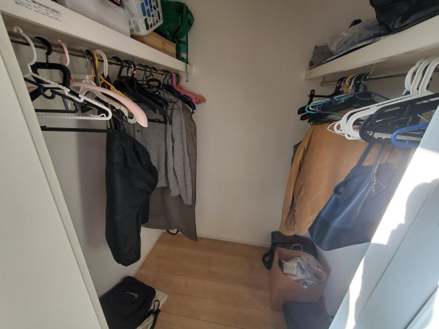 【収納】 | 草加市谷塚町　令和4年築の一戸建て | 令和4年築、駐車スペース2台分確保の４LDK！LDKは広々20.9帖、10.5帖の洋室に間仕切り壁を設け、５LDKへの間取り変更も可能！敷地もゆとりの143.46㎡♪リネン庫・パントリーもございます。