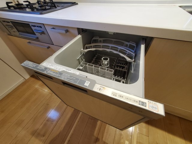 【キッチン】 | 草加市谷塚町　令和4年築の一戸建て | 令和4年築、駐車スペース2台分確保の４LDK！LDKは広々20.9帖、10.5帖の洋室に間仕切り壁を設け、５LDKへの間取り変更も可能！敷地もゆとりの143.46㎡♪リネン庫・パントリーもございます。