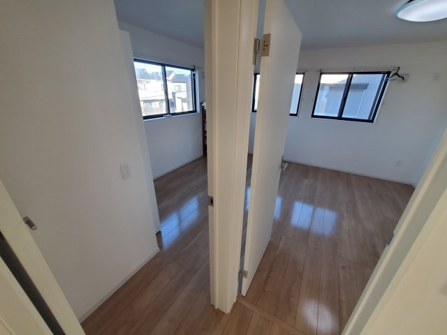 【洋室】 | 草加市谷塚町　令和4年築の一戸建て | 令和4年築、駐車スペース2台分確保の４LDK！LDKは広々20.9帖、10.5帖の洋室に間仕切り壁を設け、５LDKへの間取り変更も可能！敷地もゆとりの143.46㎡♪リネン庫・パントリーもございます。