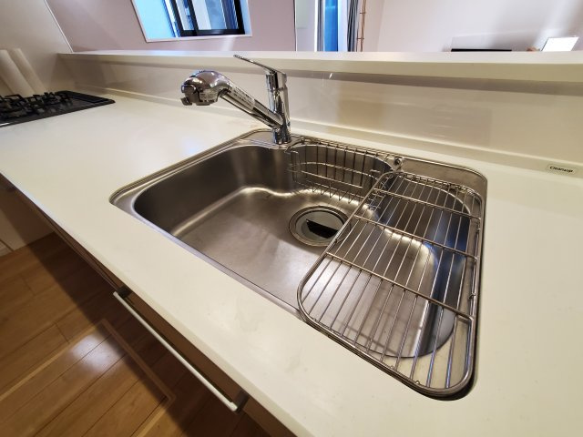 【キッチン】 | 草加市谷塚町　令和4年築の一戸建て | 令和4年築、駐車スペース2台分確保の４LDK！LDKは広々20.9帖、10.5帖の洋室に間仕切り壁を設け、５LDKへの間取り変更も可能！敷地もゆとりの143.46㎡♪リネン庫・パントリーもございます。